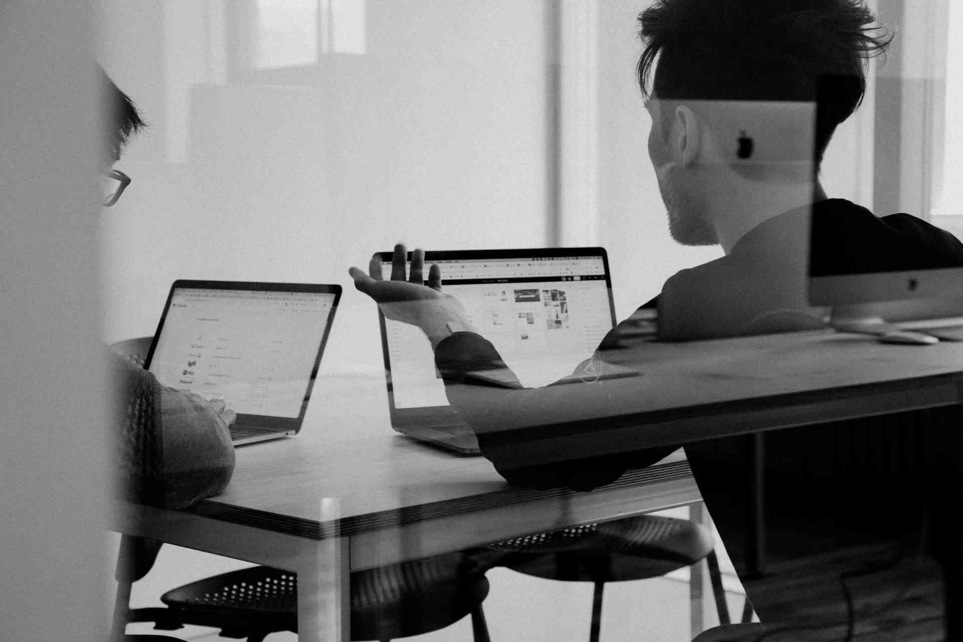 Mann mit MacBook